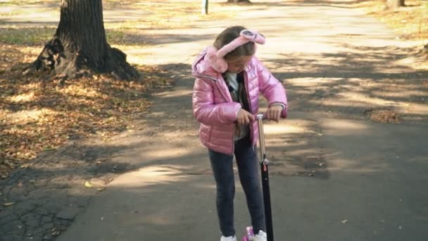 Het meisje is het berijden van een scooter — Stockvideo