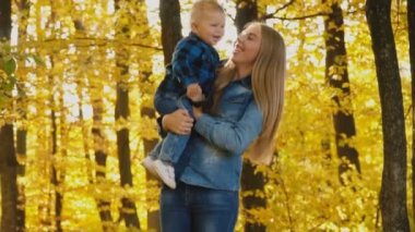 Anne ile oğlu doğada