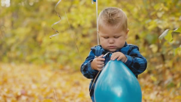 Liten pojke leker med bollar — Stockvideo