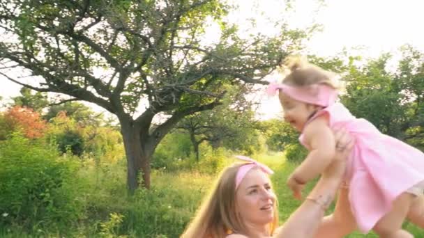 Máma a dcera v stejné šaty — Stock video