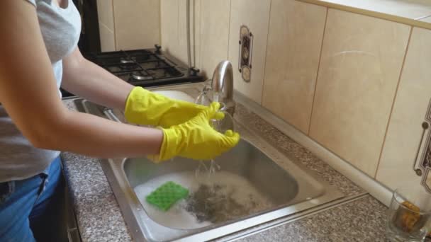 Woman washes dishes — Stock Video