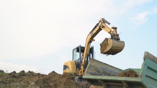 L'escavatore carica un camion — Video Stock