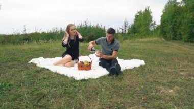 Çimenlikte oturan genç bir çift