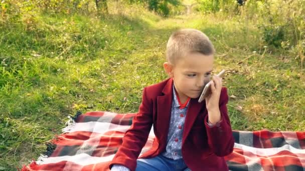Pojken pratar i telefon — Stockvideo