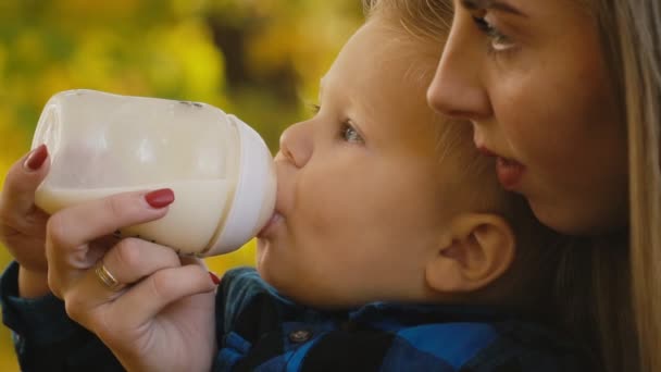 Madre alimenta a su bebé de un biberón — Vídeos de Stock