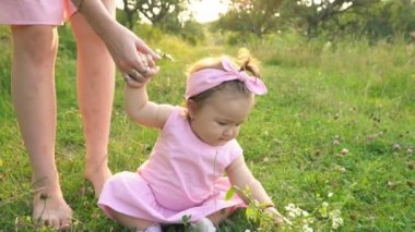 Anne ve kızı aynı elbiseler