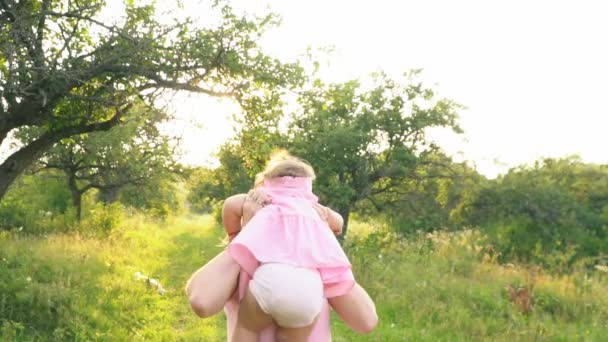 Mom and daughter in identical dresses — Stock Video