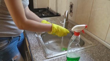 Lavaboya kadın yıkar