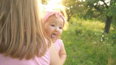 Anne ve kızı aynı elbiseler