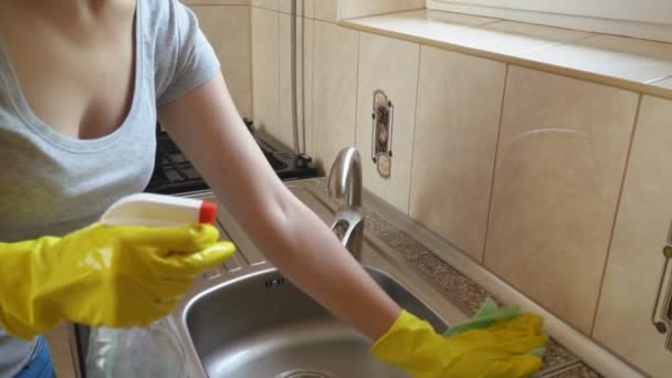 Frau wäscht das Waschbecken — Stockvideo