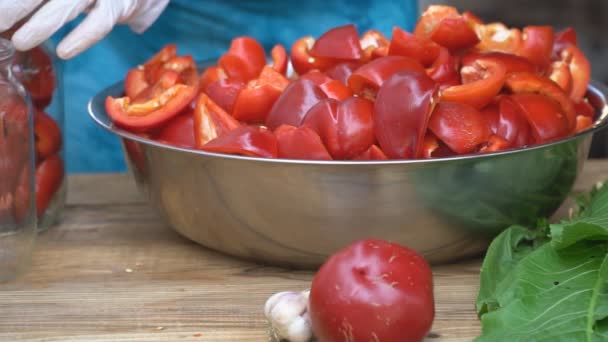 Förberedelse för beredning av röd paprika — Stockvideo