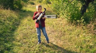 bir teleskop doğada çocukla