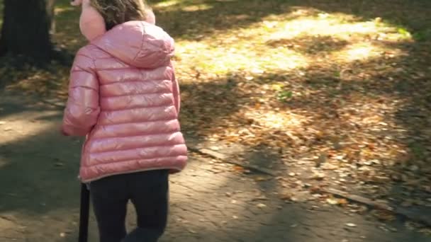 Het meisje is het berijden van een scooter — Stockvideo