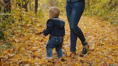 Anne ile oğlu doğada