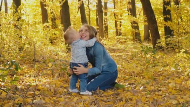 mère avec fils dans la nature 