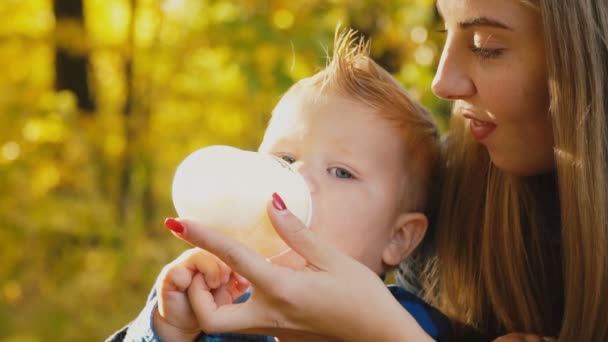 Mother feeds her baby from a bottle — Stock Video