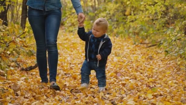 mère avec fils dans la nature 