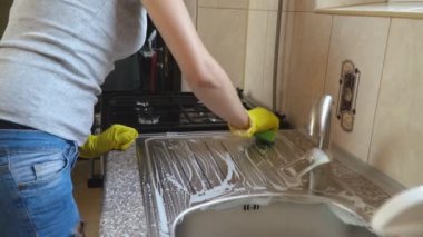 kadının bulaşıkları yıkar