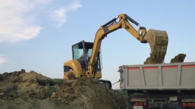 tarak kamyon yükler