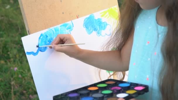 Little girl draws on nature — Stock Video