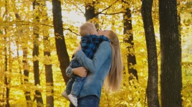 Anne ile oğlu doğada