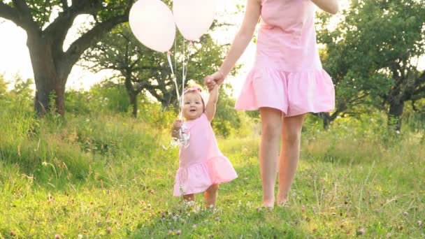 Moeder en dochter in identieke jurken — Stockvideo