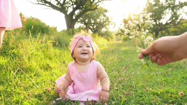 Mamá y su hija en vestidos idénticos — Vídeos de Stock