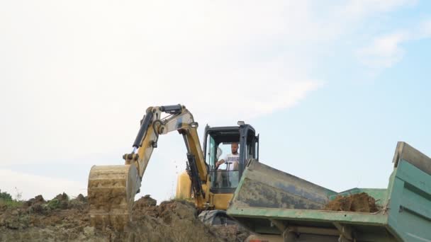 Excavadora Carga Camión Con Tierra — Vídeo de stock