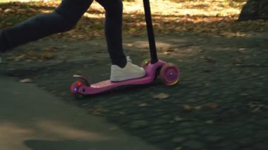 Kız bir scooter sürme