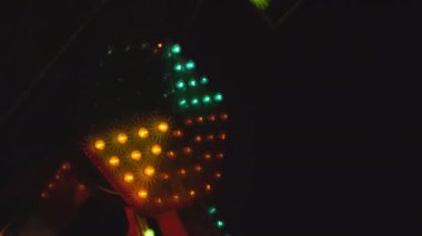 Titrek çok renkli eğlence parkı ışığı