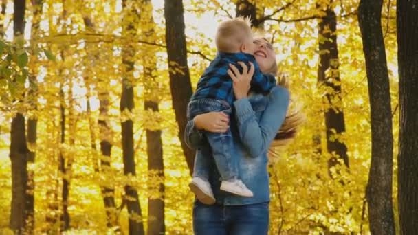 Mutter mit Sohn in der Natur — Stockvideo