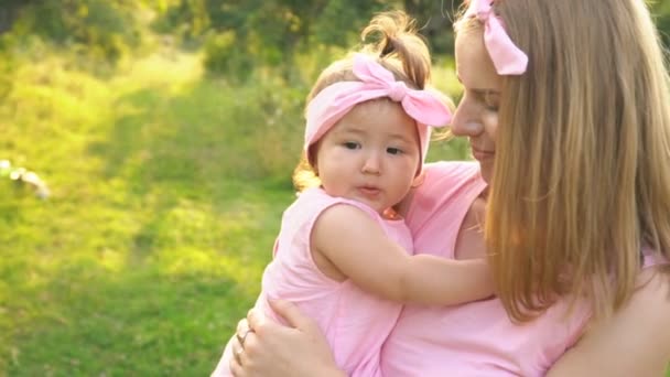Mamá Con Una Hija Pequeña Los Mismos Vestidos Aire Libre — Vídeos de Stock