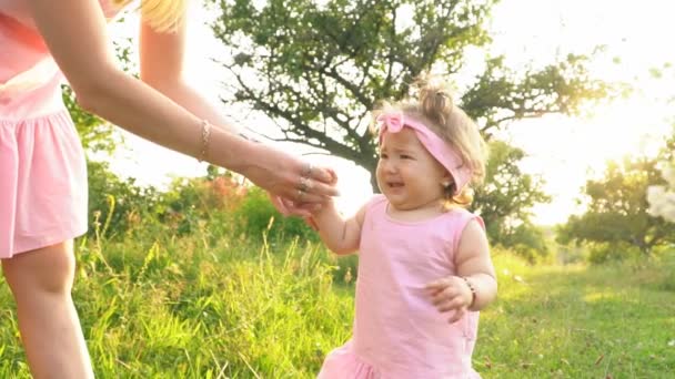 Mamá Con Una Hija Pequeña Los Mismos Vestidos Aire Libre — Vídeo de stock