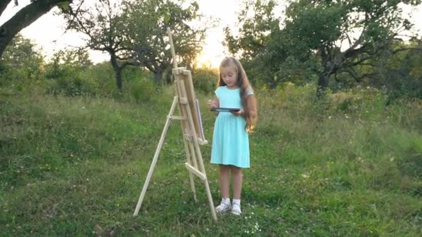 Little girl draws on nature — Stock Video