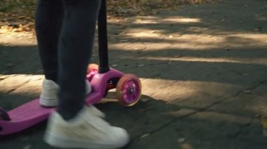 Kız bir scooter sürme