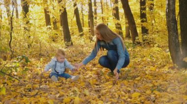 Anne ile oğlu doğada