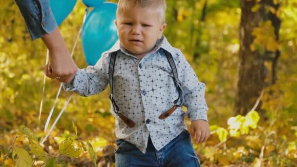 Moeder met zoon in de natuur — Stockvideo