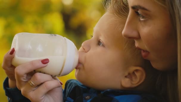 Madre alimenta a su bebé de un biberón — Vídeos de Stock