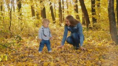 Anne ile oğlu doğada