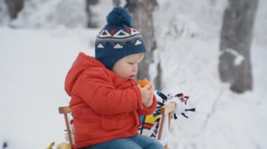 kızak ile küçük çocuk