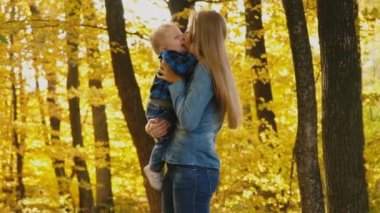 Anne ile oğlu doğada