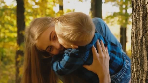 Madre con hijo en la naturaleza — Vídeo de stock