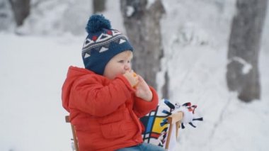 kızak ile küçük çocuk