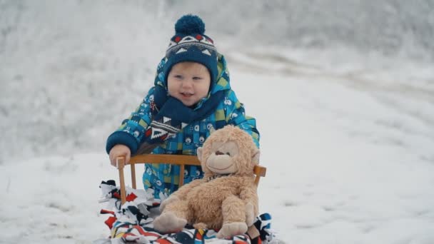 带雪橇的小男孩 — 图库视频影像