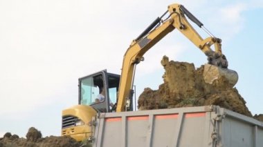 tarak kamyon yükler