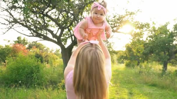 Mom and daughter in identical dresses — Stock Video