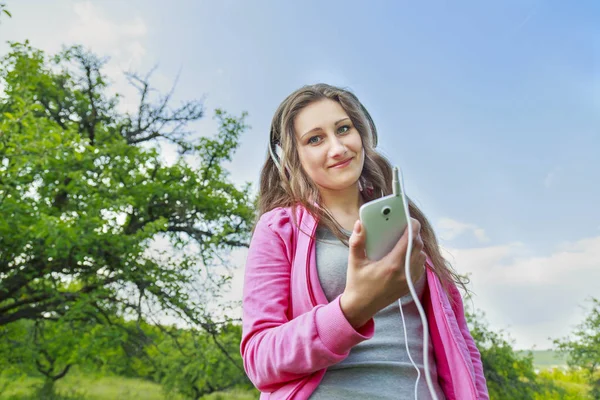 Flicka lyssnar på musik på hörlurar — Stockfoto