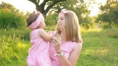 Anne ve kızı aynı elbiseler