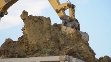 tarak kamyon yükler