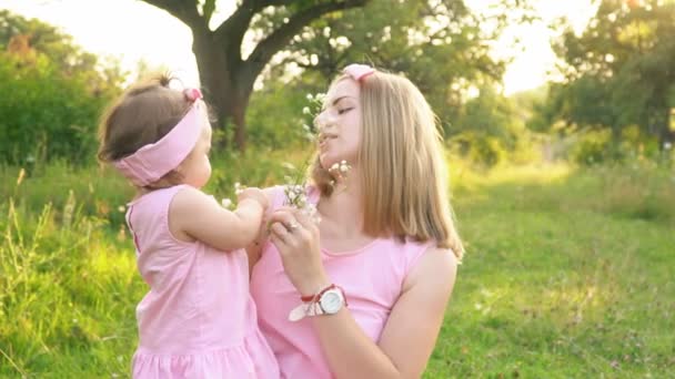 Mamá y su hija en vestidos idénticos — Vídeo de stock